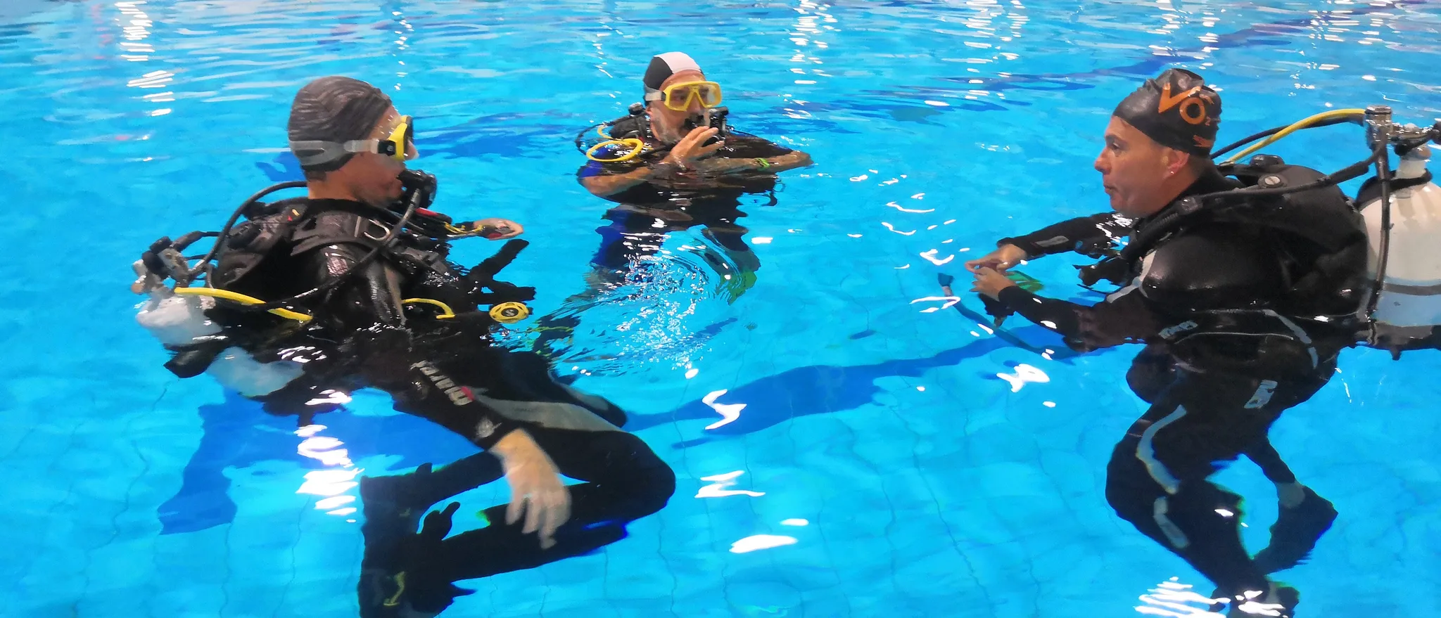 Subacquei in piscina durante un'esercitazione del corso